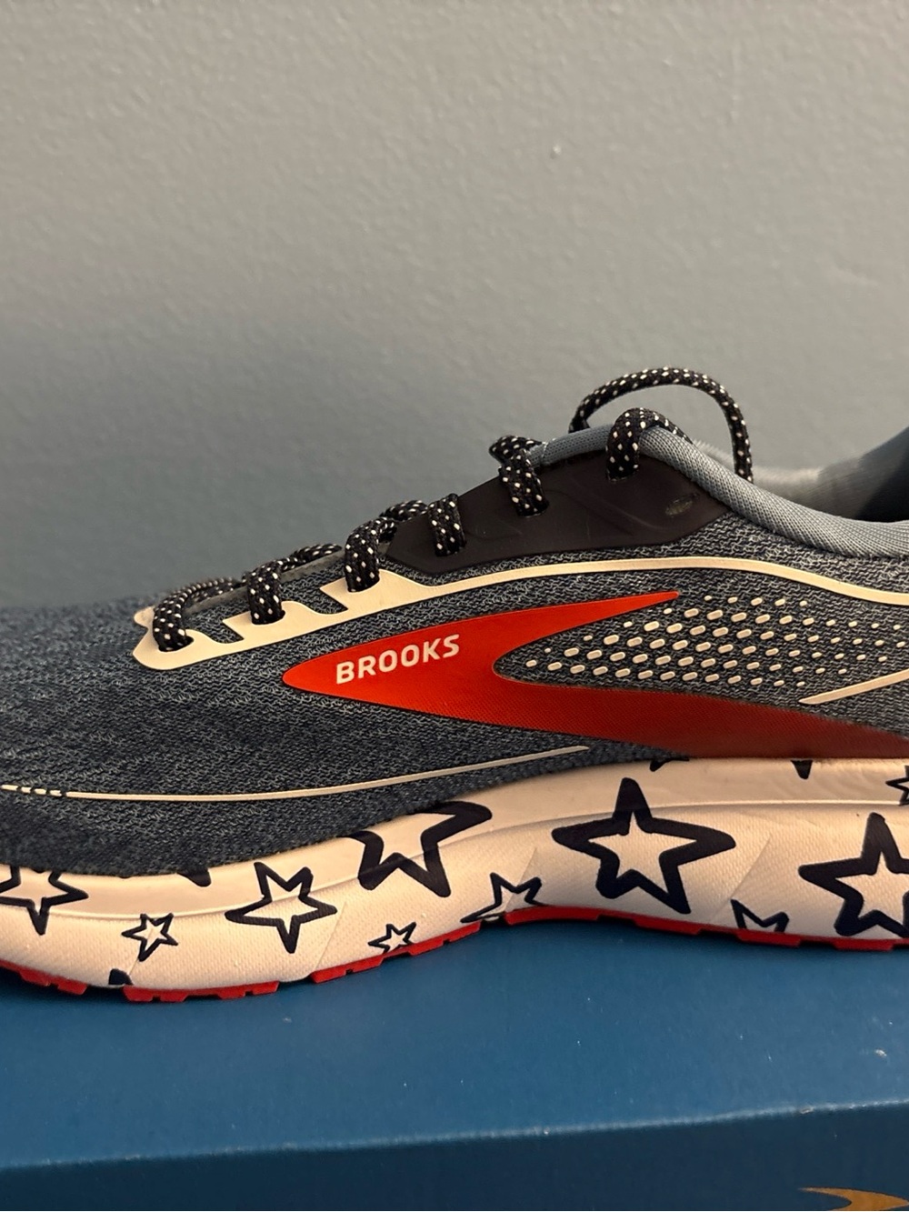 BROOKS Women’s Trace 2 Navy and Red Sneakers with Star-Print Midsole